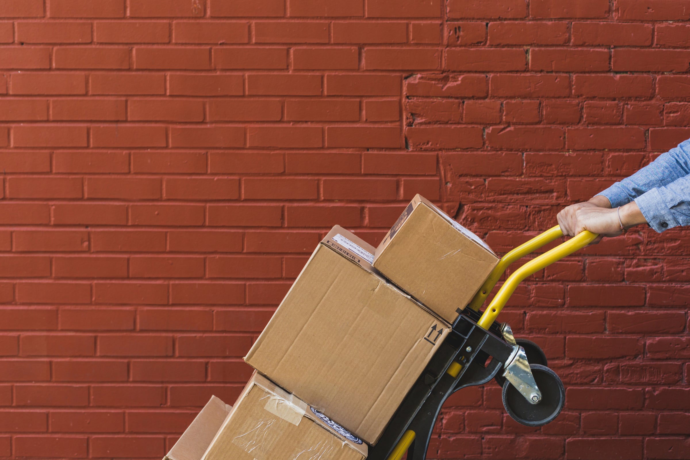 Pazls Möbel werden schnell geliefert: drei Pakete auf Lieferwagen